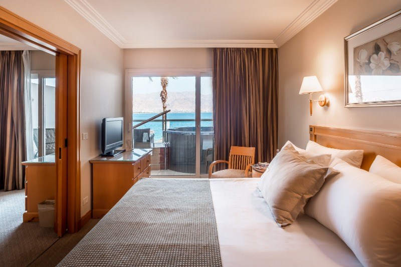 Deluxe suite jacuzzi bedroom