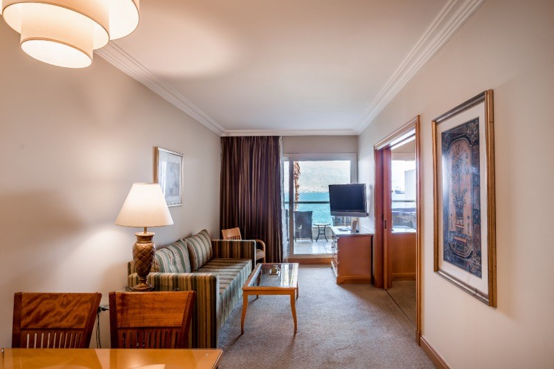 Deluxe suite pool view living room